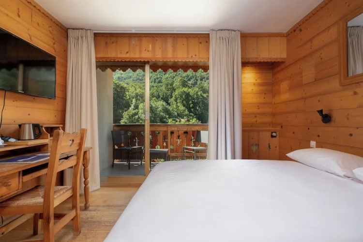 Classic Double room with balcony and with mountain view