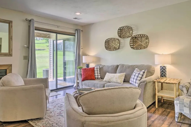 Pet-friendly Branson Retreat w/ Pool & Golf Access