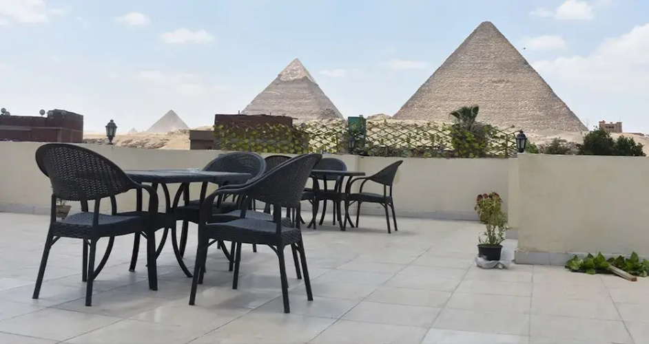 Hur Pyramids inn