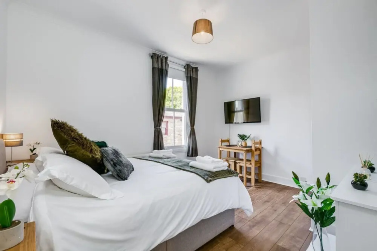 Superb Central First Floor Studio Apartment #8