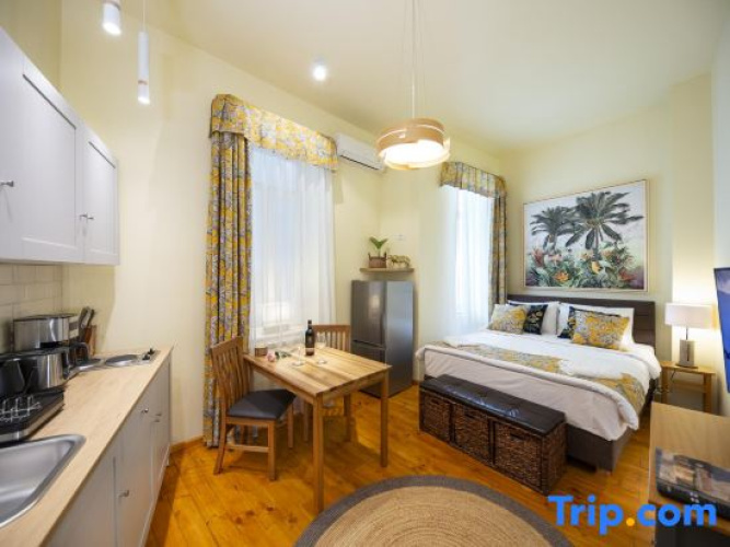 Rainforest Studio Downtown by Pretty Apartments