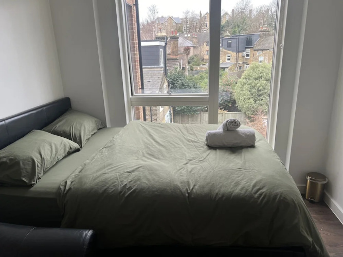 Remarkable 1-bed Apartment in London With Balcony