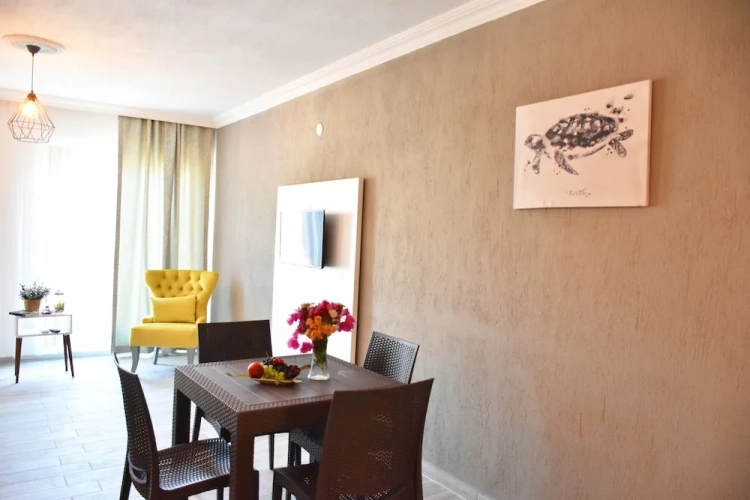 2 Bedrooms Triple Family Apartment