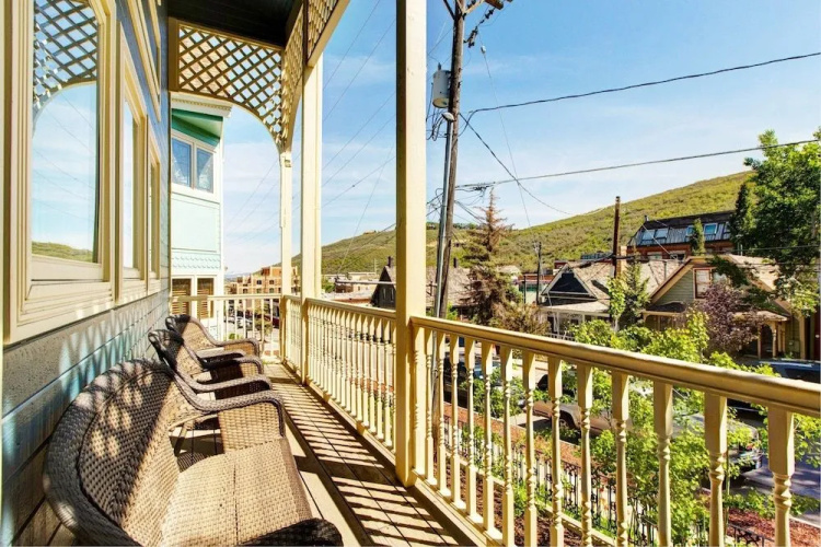 3BR 4BA Motherlode 4 Townhome by RedAwning