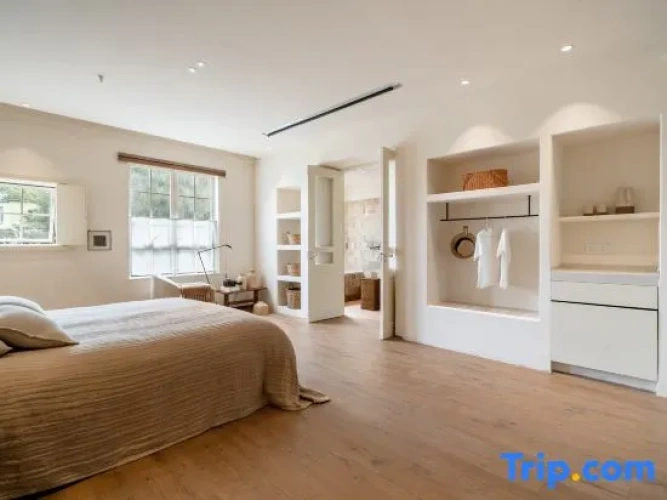 Standard Double room with street view