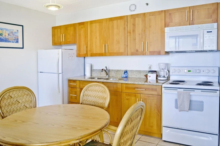 2-2504 Waikiki Banyan