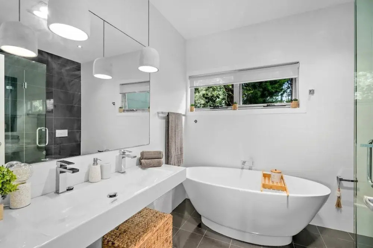 Luxurious 5-bed Home by Avoca Beach