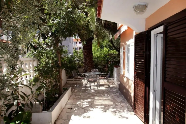 2 Bedrooms Apartment with garden view