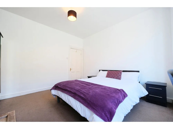 Quiet and Spacious 2-bedroom Flat , Sleeps 4