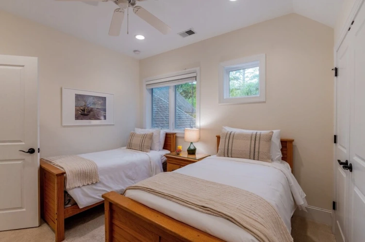 5 Bedrooms Cottage