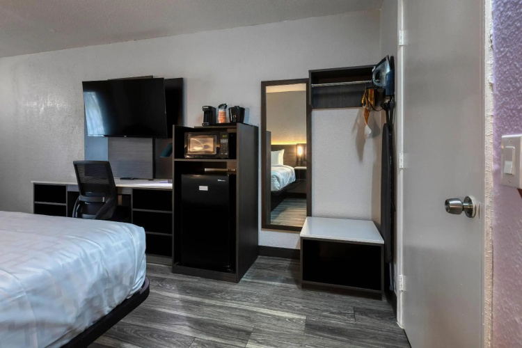 Clarion Pointe Decatur Downtown