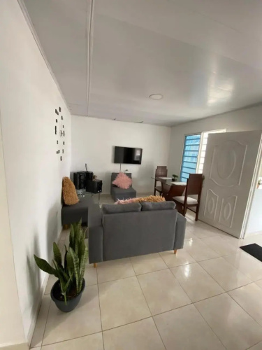 Hermoso apartamento con piscina y ascensor.