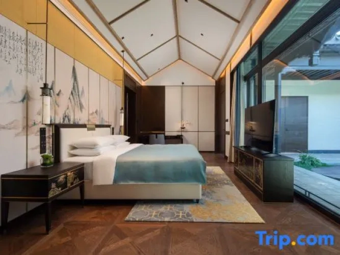 Deluxe Family Suite with view