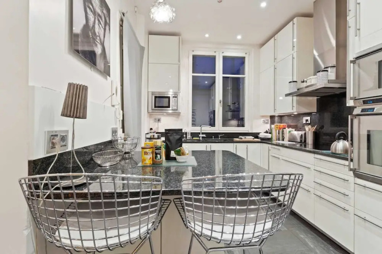 Beautiful Lavish Apartment for 6 in Paris VII by Guestready - Image 10