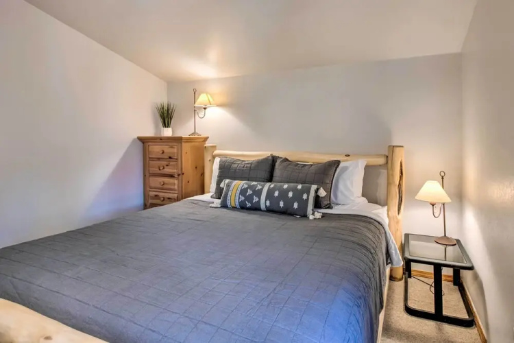Cozy Red River Alpine Condo w/ Mountain Views