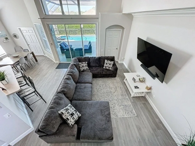 6 Bedrooms Villa