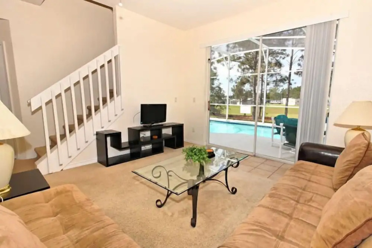 684od 5 Bedroom Home by RedAwning