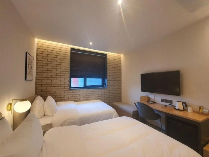 Seven Bricks Hotel