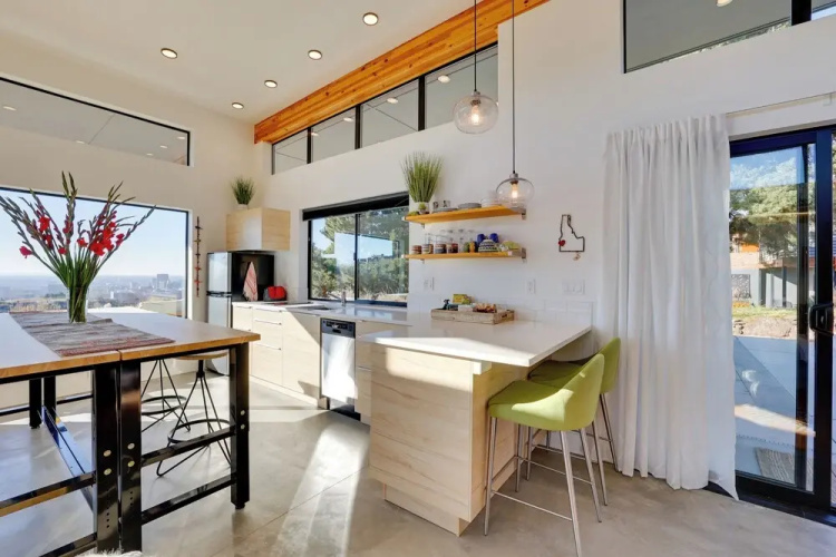 Luxe, Modern Studio w/ Sweeping City Views!