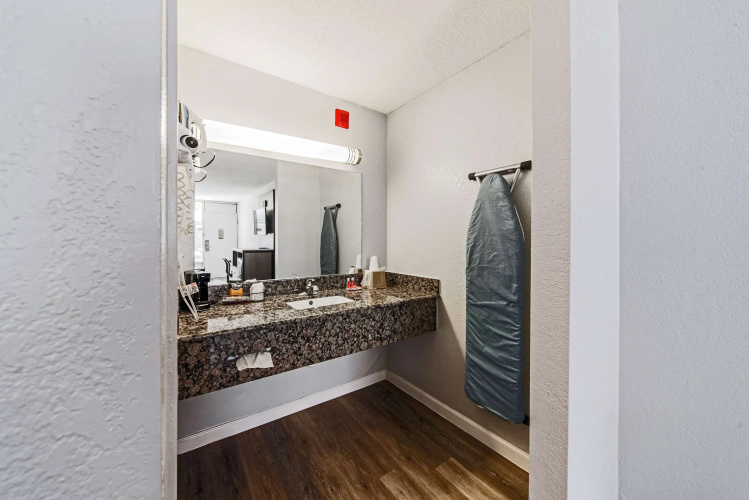 Econo Lodge And Suites Bricktown
