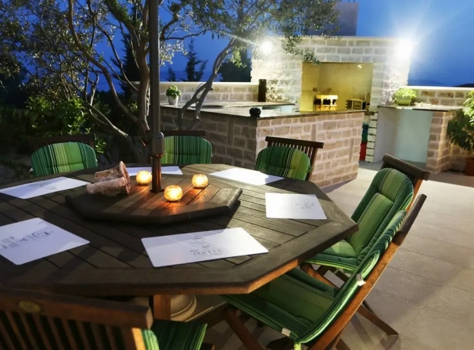 5 Bedrooms Villa