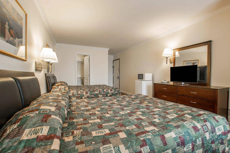 Palm Inn Hotel near Tyler Mall Riverside