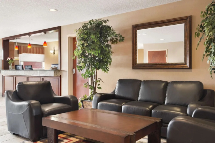 Days Inn & Suites Cochrane