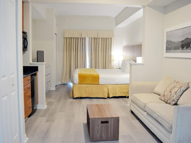 The Point Hotel & Suites