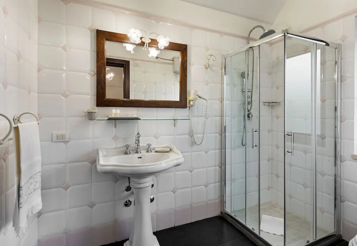Standard Triple room with city view