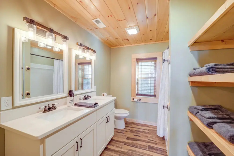 Stunning Cabin w/ Fire Pit in Banner Elk!
