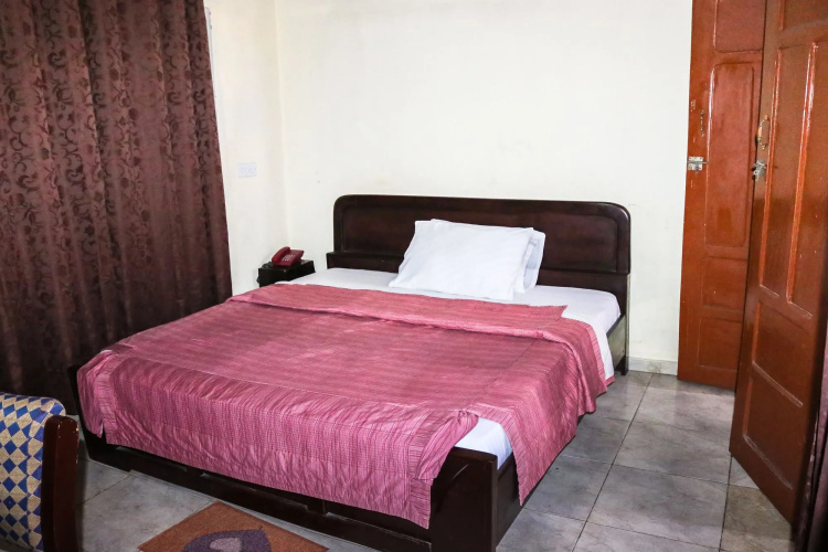 Vis-A-Vis Hotel