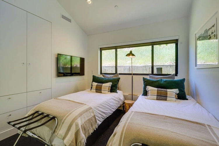 3 Bedrooms Apartment