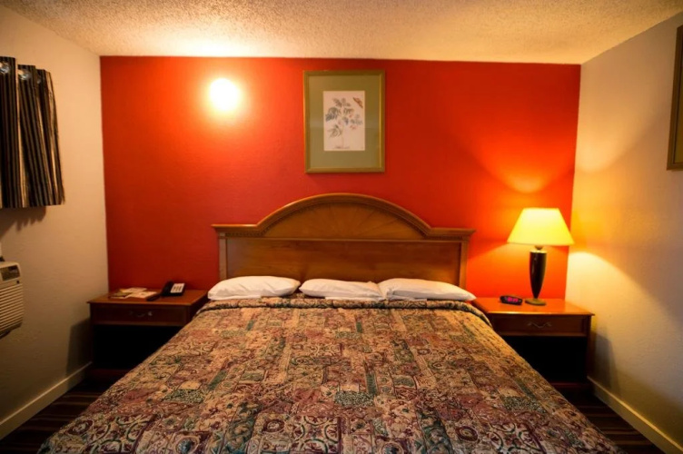 Scottish Inn and Suites