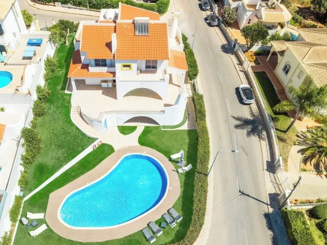 4 Bedrooms Villa