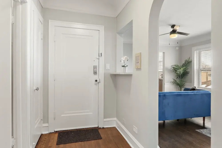Chic 2BR Apt in Skokie - Elm 3A