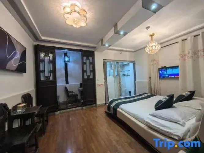 Standard Family room with courtyard view