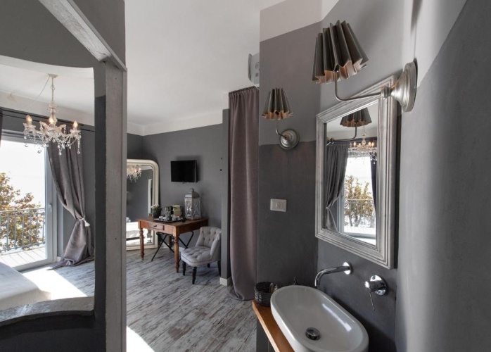 Junior Suite with balcony and with lake view