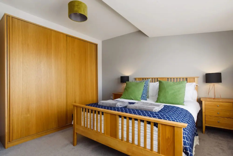 3 84a Albany Road