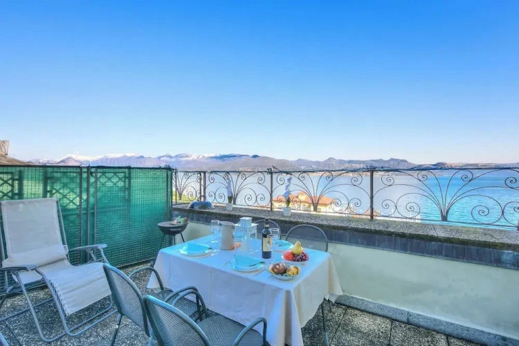 Standard Family Penthouse room with lake view