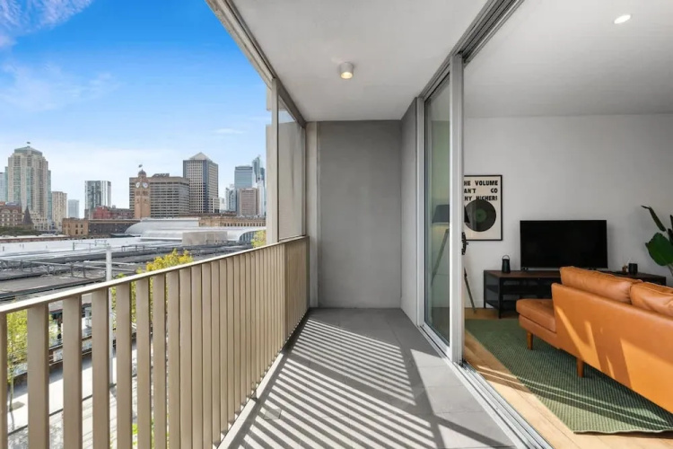 Central Charming 2 Bedrooms With Balcony Aircon