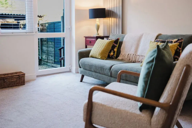 Corner House - Bright 2BD in Cheltenham