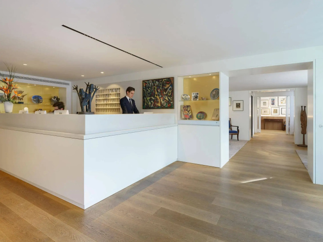 Ambassade Hotel
