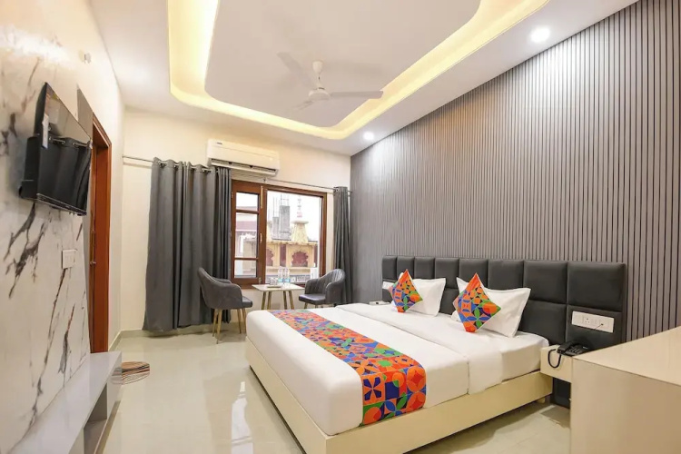 Fabhotel Regal