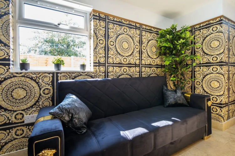 Luxury Versace 1 Bed, Hot Tub, Pool Table, Sky Tv