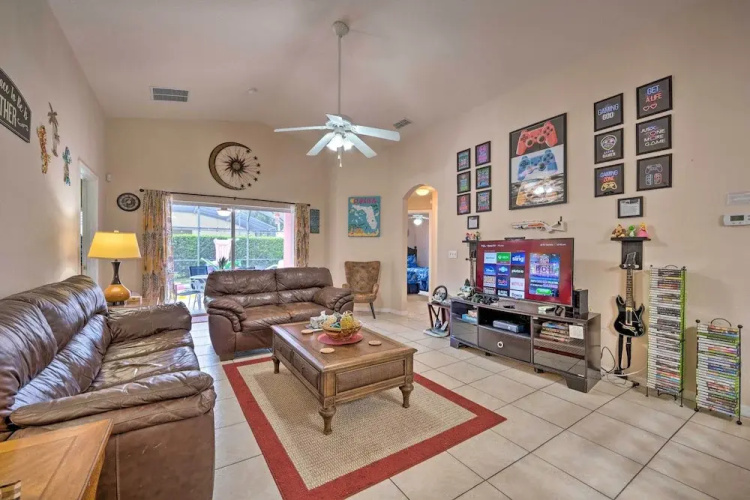 10 Mi to Disney + Heated Pool: Florida Abode!