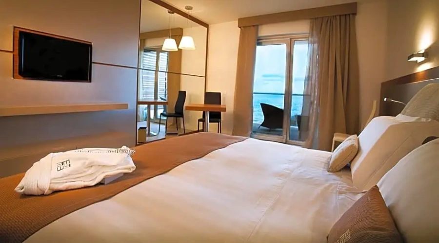 Superior Double room with balcony and with sea view