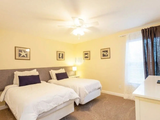 6 Bedrooms home by RedAwning