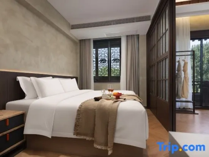 1 Bedroom Suite with balcony and with lake view