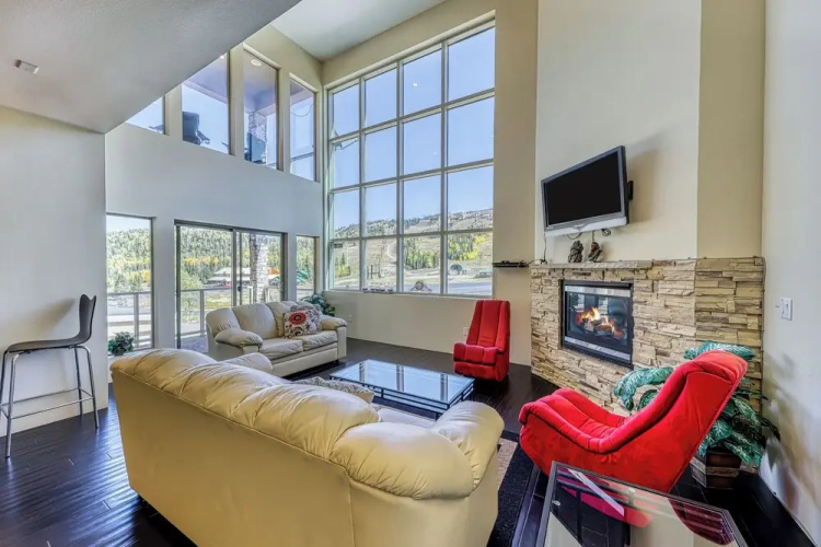Modern 1BR Mountain View Balcony Steps to Lift