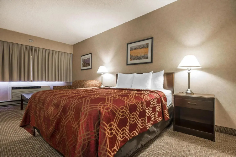 Econo Lodge & Suites